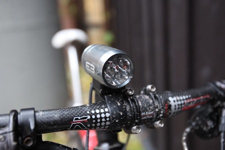 ELEGANT: Supernova E3 Triple har et elegant lyktehus i aluminium. De tre diodene lyser ganske så bra. ELEGANT: Supernova E3 Triple har et elegant lyktehus i aluminium. De tre diodene lyser ganske så bra.