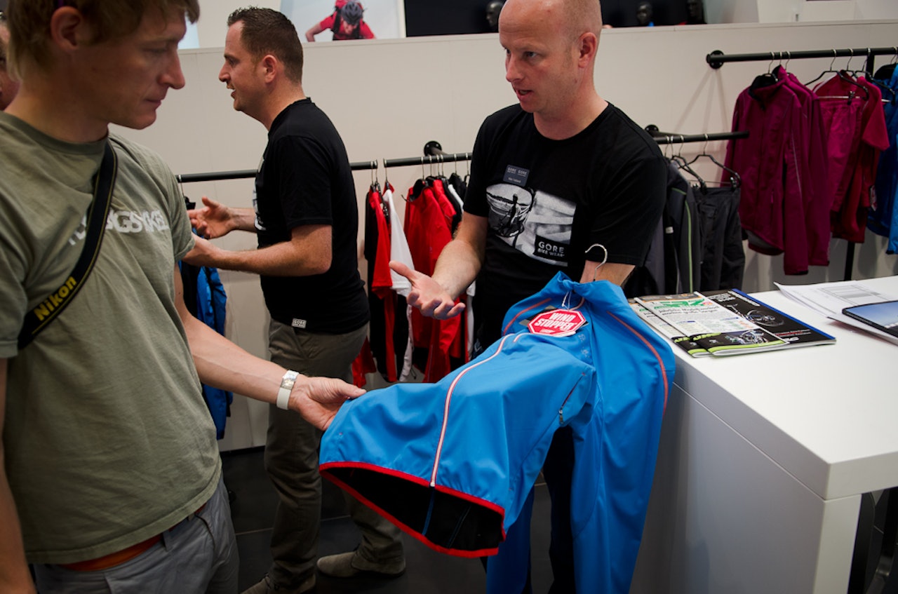 MER FARGER: Nils Inge Valland fra Brown Couch, forteller Øyvind Aas om nyheter fra Gore. I år er de friskere enn noen gang. MER FARGER: Nils Inge Valland fra Brown Couch, forteller Øyvind Aas om nyheter fra Gore. I år er de friskere enn noen gang.