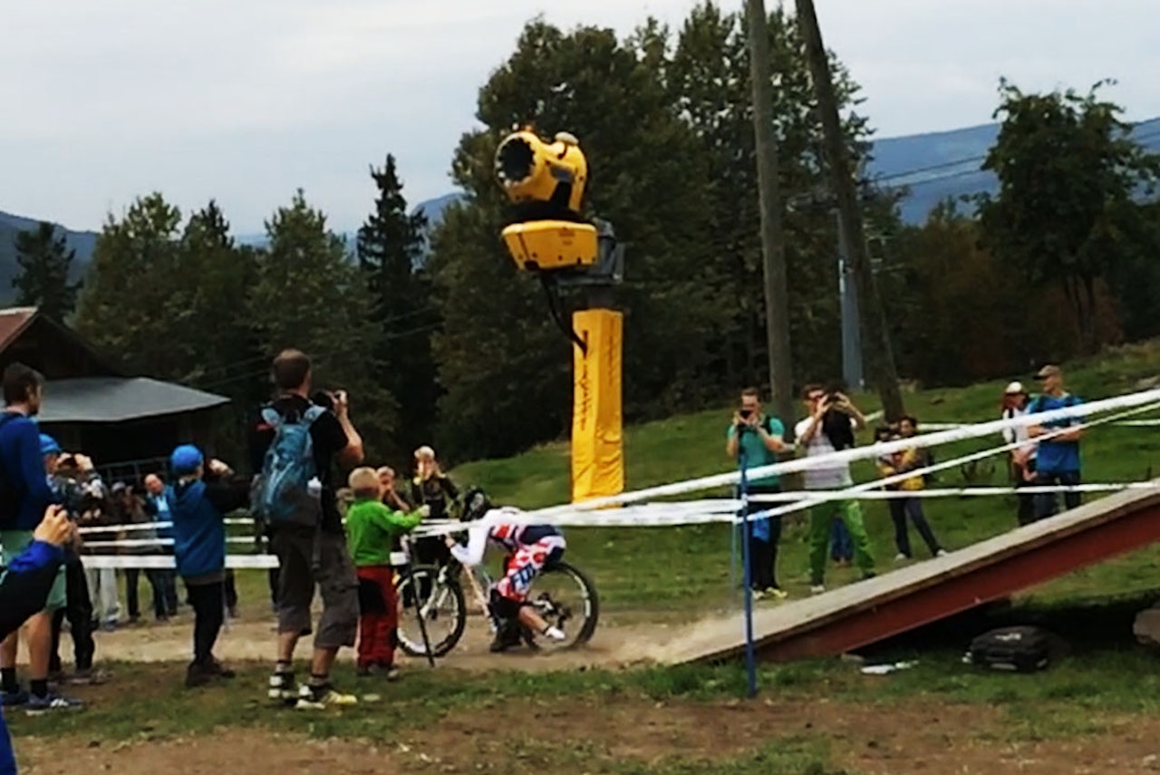 HELT KNUST: Josh Bryceland ødela foten fullstendig i det kraftige sammenstøtet med bakken. (foto: Njål Sund) HELT KNUST: Josh Bryceland ødela foten fullstendig i det kraftige sammenstøtet med bakken. (foto: Njål Sund)