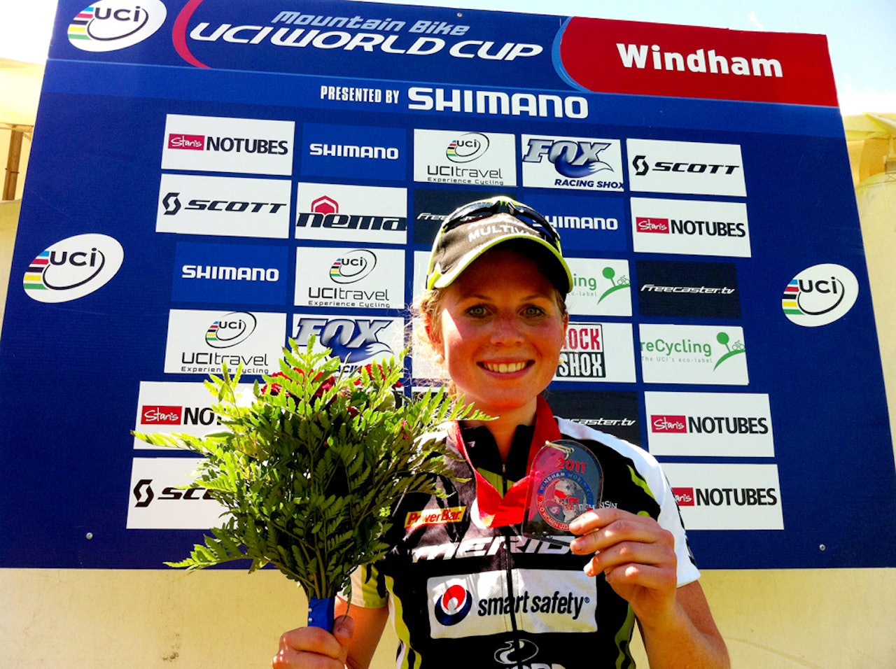 STOLT: Elisabeth viser stolt frem beviset over annenplassn. STOLT: Elisabeth viser stolt frem beviset over annenplassn.