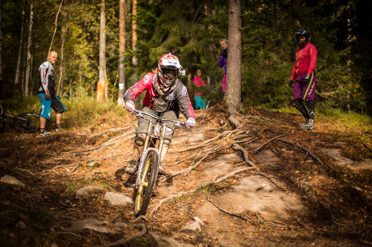 SOLEN SKINNER PÅ GLADE JENTER: Caroline Mølgaard Onarheim hadde full kontroll på de skrå røttene. SOLEN SKINNER PÅ GLADE JENTER: Caroline Mølgaard Onarheim hadde full kontroll på de skrå røttene.
