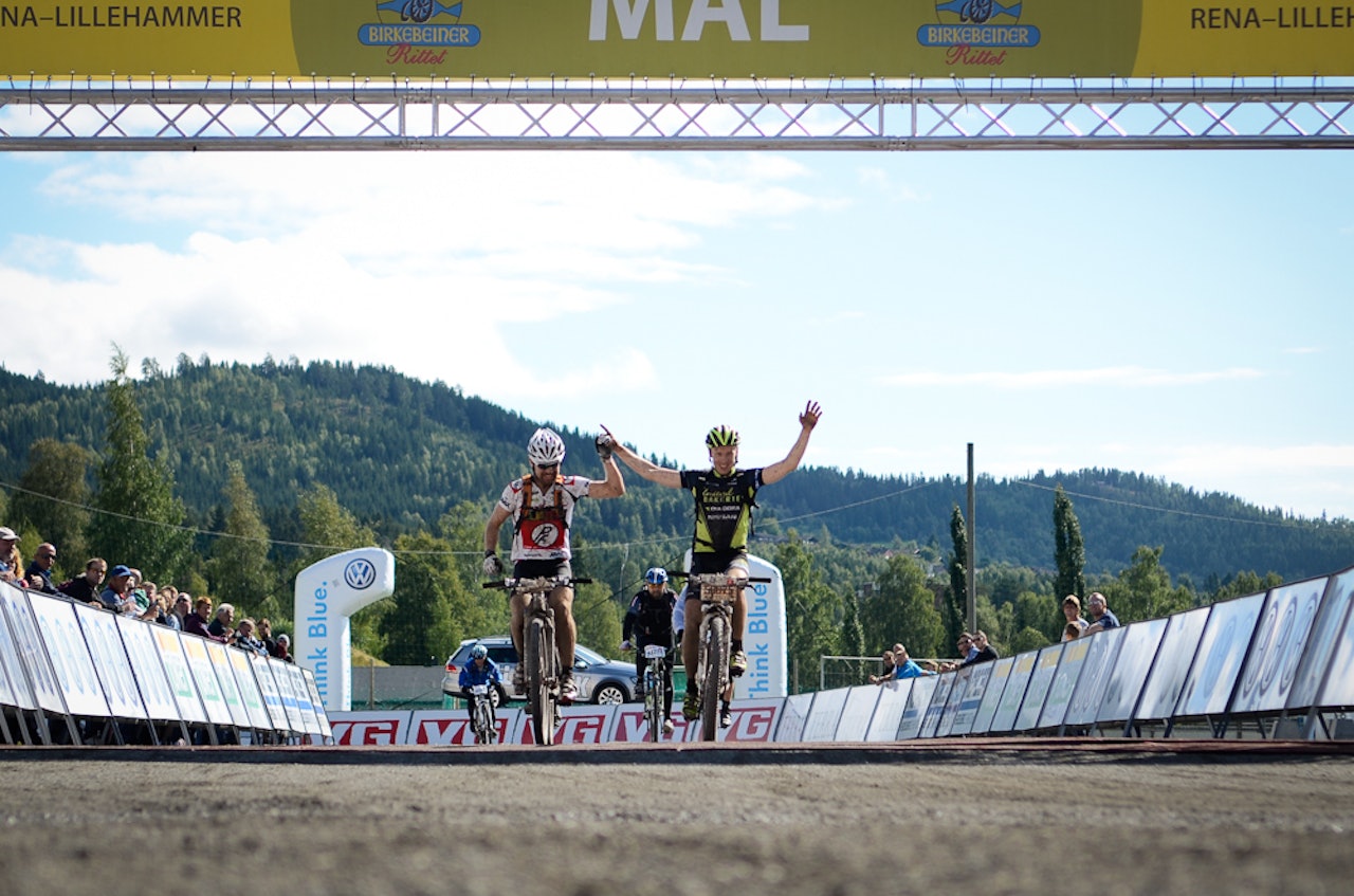 HAND I HAND: Jon Kristian Svaland og Tor Halvor Bjørnstad var ikke mer konkurrenter enn at de valgte å sykle i mål hånd i hånd. birken ultrabirken birkebeinerrittet