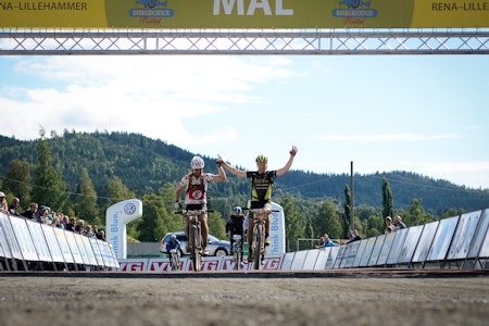 HAND I HAND: Jon Kristian Svaland og Tor Halvor Bjørnstad var ikke mer konkurrenter enn at de valgte å sykle i mål hånd i hånd. birken ultrabirken birkebeinerrittet