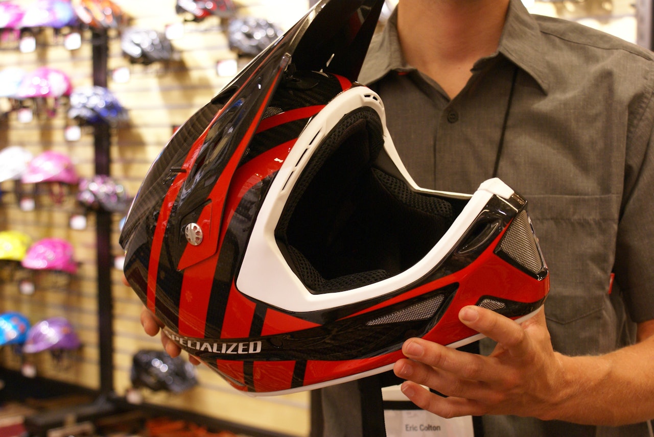 UTFORHJELM: Dissident blir lett, luftig og sikker som banken. Den skal etter planen ligge på 400 dollar, så vi får håpe den tradisjonelle 10gangern ikke slår til i Norge. UTFORHJELM: Dissident blir lett, luftig og sikker som banken. Den skal etter planen ligge på 400 dollar, så vi får håpe den tradisjonelle 10gangern ikke slår til i Norge.