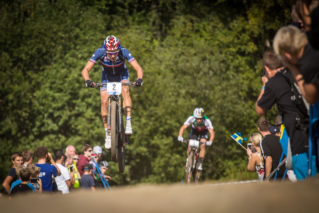 FRANSK SEIER: Julien Absalon har tatt føringen i VM-rittet. En føring han beholdt helt til mål. Bak jager Nino Schurter. (foto: Snorre Veggan)