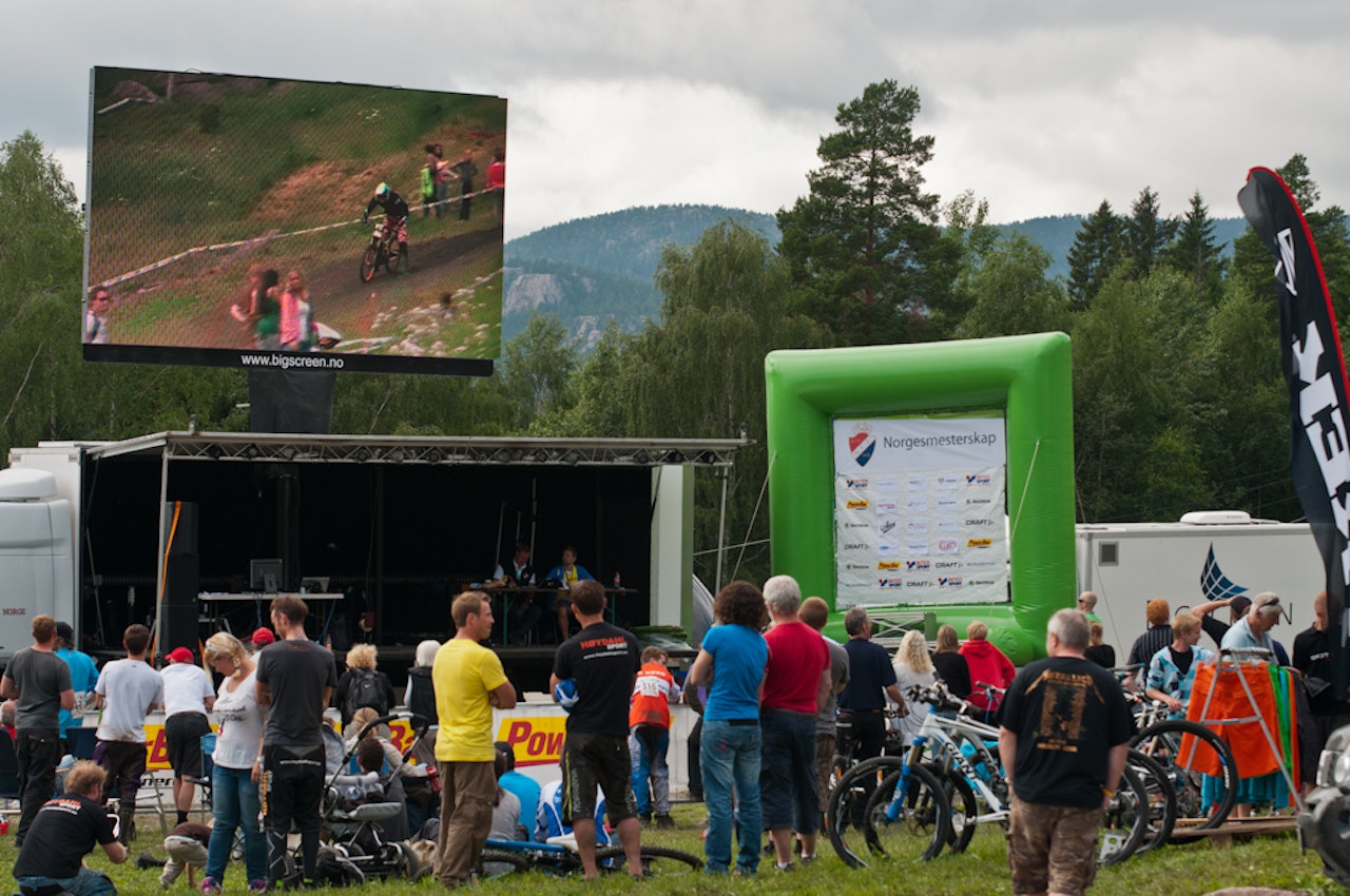 FIKK MED SEG ALT: Det var ikke bare de som satt hjemme på nettet som fikk med seg alt. Storskjerm i målområdet gav publikum valuta for penga. FIKK MED SEG ALT: Det var ikke bare de som satt hjemme på nettet som fikk med seg alt. Storskjerm i målområdet gav publikum valuta for penga.