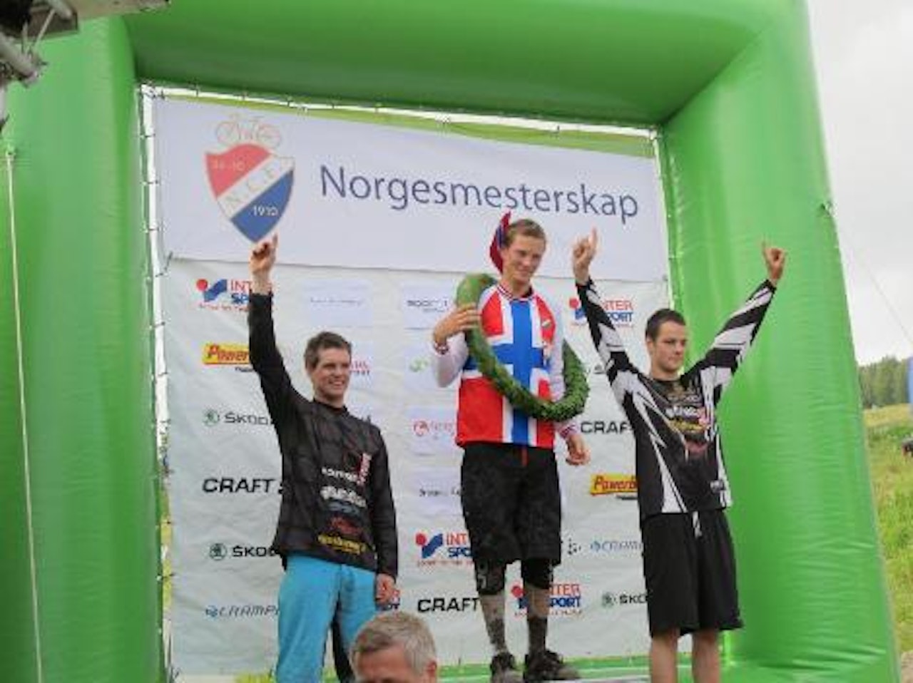 ZAKKA PÅ TOPP: Zakarias Blom Johansen fra Sportsklubben Rye ble Norgesmester i utfor, foran Espen Johnsen t.v, og Kristoffer Haugland.