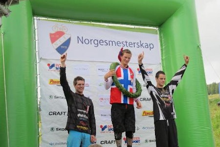 ZAKKA PÅ TOPP: Zakarias Blom Johansen fra Sportsklubben Rye ble Norgesmester i utfor, foran Espen Johnsen t.v, og Kristoffer Haugland.