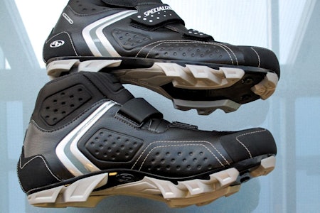 DEFROSTER: Specialized sine vintersko er ikke de tjukkeste på markedet, men de har en ekstra mansjett i vanntett materiale. DEFROSTER: Specialized sine vintersko er ikke de tjukkeste på markedet, men de har en ekstra mansjett i vanntett materiale.