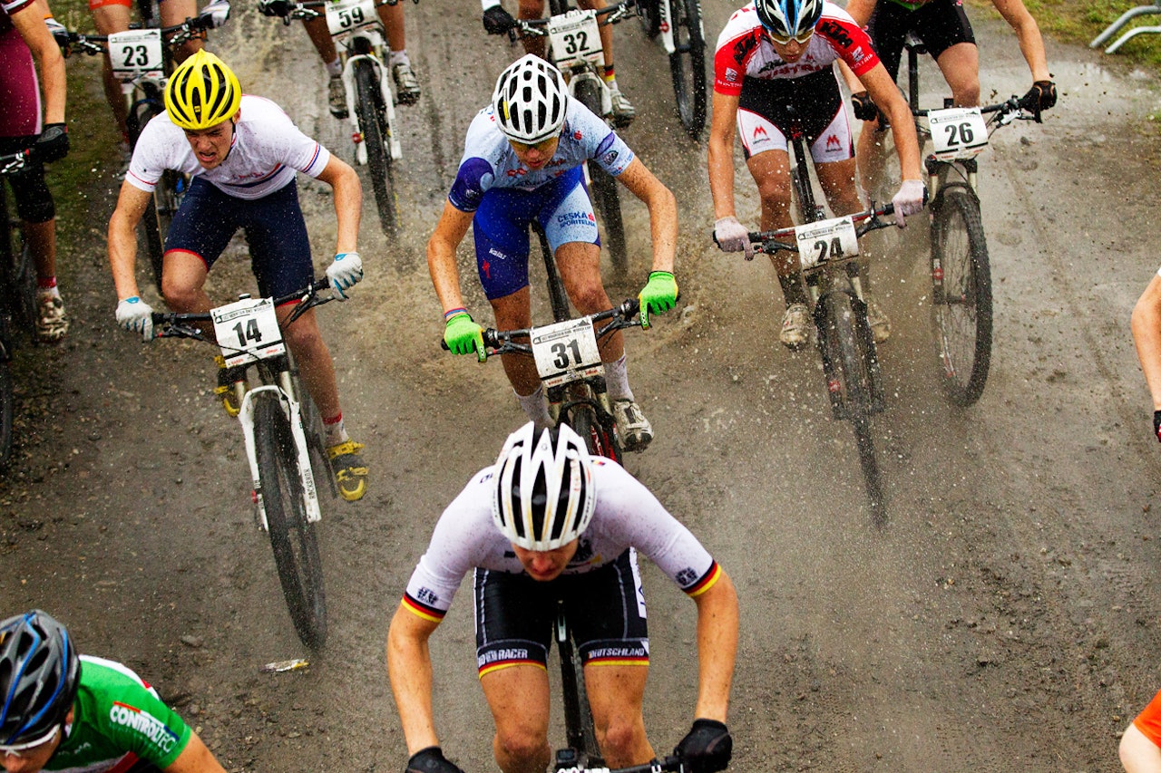 Juniorene fikk de desidert verste forholdene. Nattens regn hadde gjort løypa såpeglatt. Juniorene fikk de desidert verste forholdene. Nattens regn hadde gjort løypa såpeglatt.