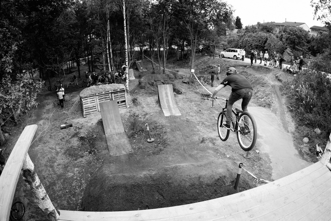 Fra trerampen kan man droppe inn til både en linje med hopp, og et hopp med landing av bark, for å øve på triks Fra trerampen kan man droppe inn til både en linje med hopp, og et hopp med landing av bark, for å øve på triks