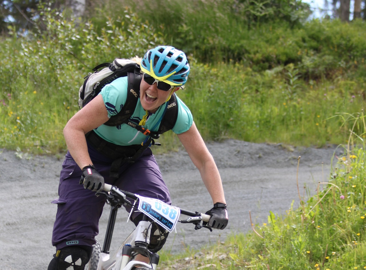 ENDUROFRELST: Rikke Westwig har syklet samtlige endurocuper denne sesongen, og er frelst for den nyetablerte sykkelformen. Nå vil hun ha med flere jenter. Foto: Privat. ENDUROFRELST: Rikke Westwig har syklet samtlige endurocuper denne sesongen, og er frelst for den nyetablerte sykkelformen. Nå vil hun ha med flere jenter. Foto: Privat.