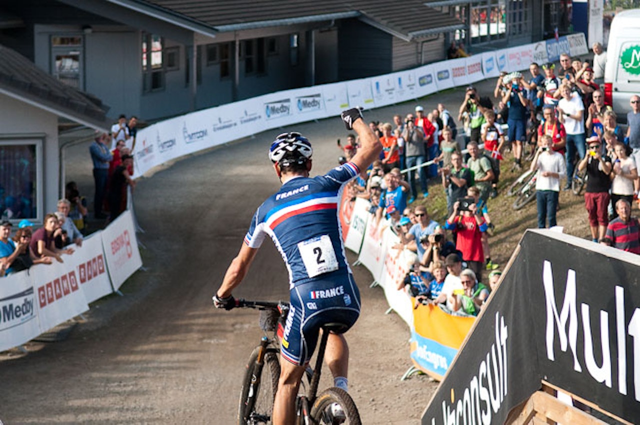 KONGEN AV HAFJELL: Julien Absalon er årets og tidenes desidert beste terrengsyklist og satte resten av eliten realt på plass i Hafjell. Hans første seier på fulldemper blir nok ikke den siste. KONGEN AV HAFJELL: Julien Absalon er årets og tidenes desidert beste terrengsyklist og satte resten av eliten realt på plass i Hafjell. Hans første seier på fulldemper blir nok ikke den siste.