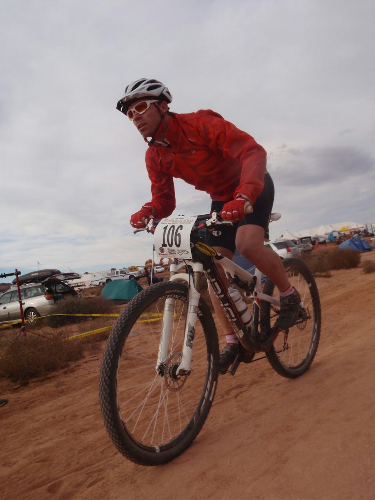 RUNDING: Lars Eftang drar ut på en ny runde i Moab. Foto: Ben Egger RUNDING: Lars Eftang drar ut på en ny runde i Moab. Foto: Ben Egger