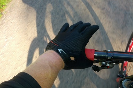 I FARTA: Ridge-hanskene gir godt grep om styre og god gjennomlufting på varme dager. Bildet er tatt med smart-mobil med hanskene på.