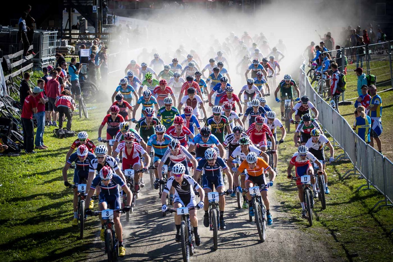 TØRT: Ingen skal kunne påstå at det var spesielt vått i løypene på Hafjell i dag. Her er feltet med 100 ryttere på vei ut fra start. (foto: Snorre Veggan) TØRT: Ingen skal kunne påstå at det var spesielt vått i løypene på Hafjell i dag. Her er feltet med 100 ryttere på vei ut fra start. (foto: Snorre Veggan)