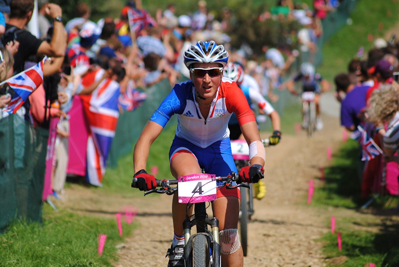 GULLVINNEREN: Gullvinner, Julie Bresset (Frankrike), førte ann fra start til mål. Her jaktes hun av regjerende verdensmester Pendrel (Canada), Spitz (Tyskland) og hjemmehåpet Annie Last GULLVINNEREN: Gullvinner, Julie Bresset (Frankrike), førte ann fra start til mål. Her jaktes hun av regjerende verdensmester Pendrel (Canada), Spitz (Tyskland) og hjemmehåpet Annie Last