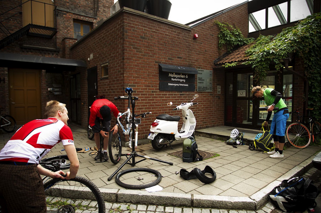 FØR AVREISE: Mathias Marley, Henrik Alpers og Øyvind Aas gjør klar sykler til 10000 kroner til test. FØR AVREISE: Mathias Marley, Henrik Alpers og Øyvind Aas gjør klar sykler til 10000 kroner til test.