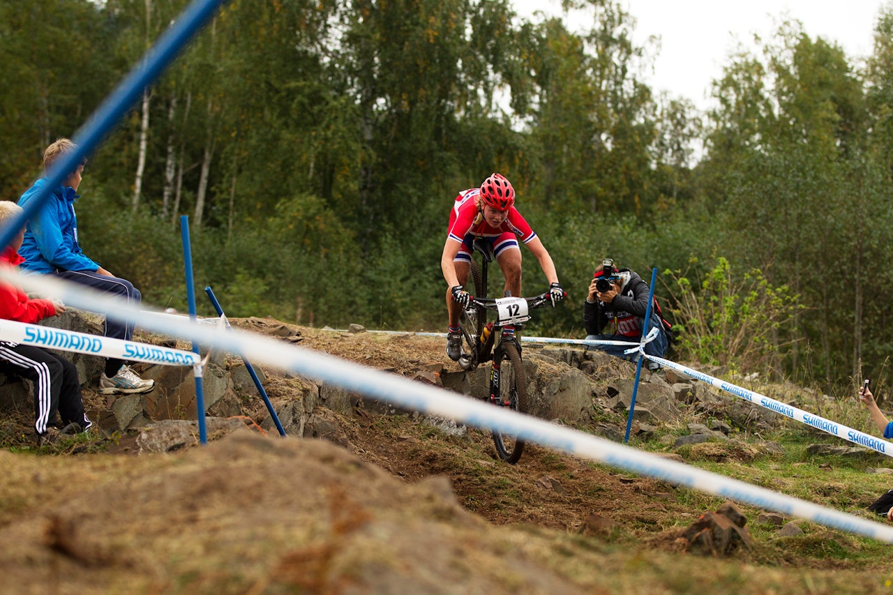 RÅ UTFOR: Ingrid Sofie Jacobsen er god nedover og syklet fort tross en punktering i dagens U23-ritt. RÅ UTFOR: Ingrid Sofie Jacobsen er god nedover og syklet fort tross en punktering i dagens U23-ritt.