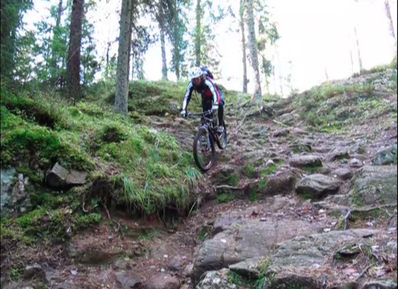 BRUDGOM-SPORET: Gaute Reitan peker forhjulet rett ned og lar det stå til. BRUDGOM-SPORET: Gaute Reitan peker forhjulet rett ned og lar det stå til.