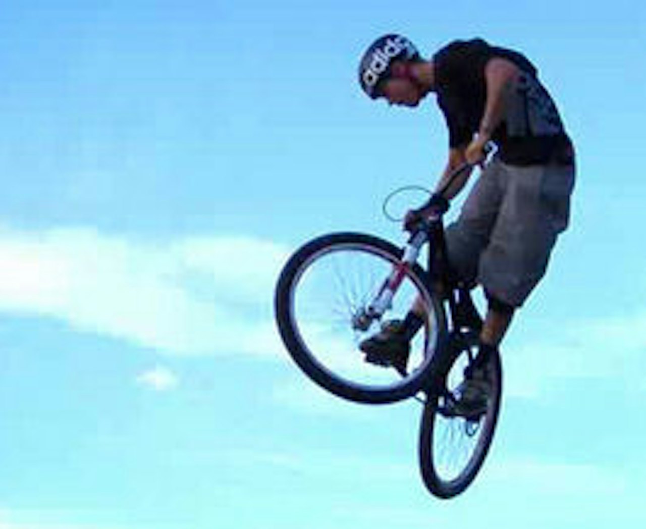 MAKKEN: På ny sykkel har Makken lært seg masse nye triks i høst. Foto: skjermdump