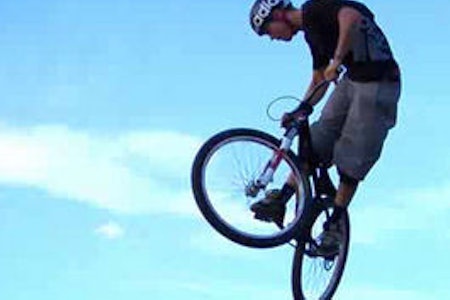 MAKKEN: På ny sykkel har Makken lært seg masse nye triks i høst. Foto: skjermdump