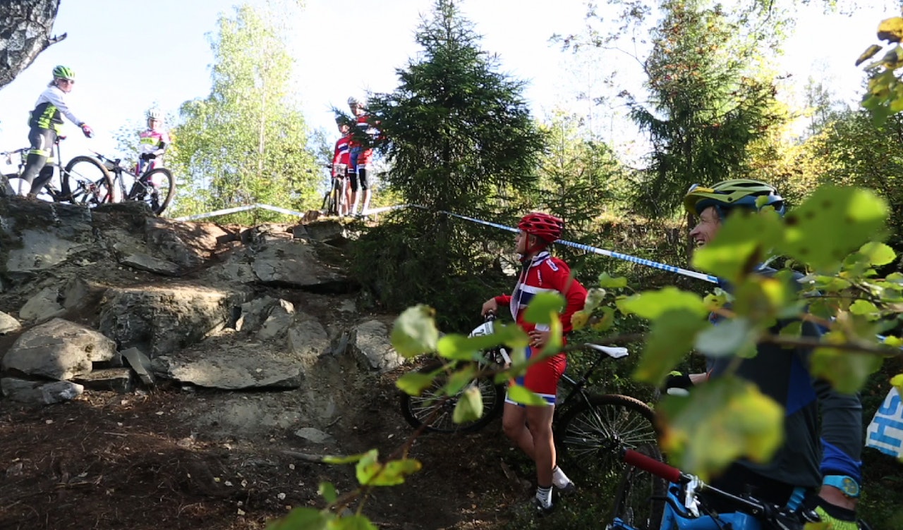 NED HER: Gunn-Rita Dahle Flesjå ser an linja ned den neste siste kneika før mål. Både renna mot hennes høyre og sporet helt til hennes venstre er fint kjørbare. Edvard Vea Iversen og Øyvind Aas gir råd fra bunnen. NED HER: Gunn-Rita Dahle Flesjå ser an linja ned den neste siste kneika før mål. Både renna mot hennes høyre og sporet helt til hennes venstre er fint kjørbare. Edvard Vea Iversen og Øyvind Aas gir råd fra bunnen.