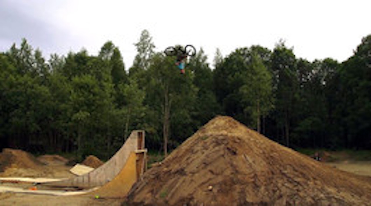 NORGES FØRSTE CASHROLL: Her setter Adrian Tell landets første Cashroll, som er, mildt sagt, et nokså vanskelig triks. NORGES FØRSTE CASHROLL: Her setter Adrian Tell landets første Cashroll, som er, mildt sagt, et nokså vanskelig triks.