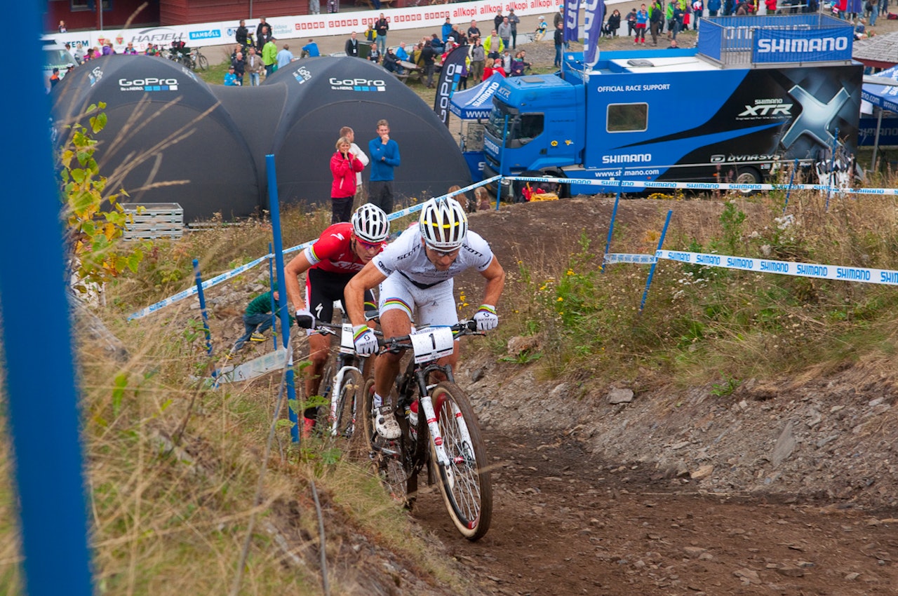 DUELLEN: Nino Schurter ledet inn til runding for siste runde. Jaroslav Kulhavy hakk i hæl. DUELLEN: Nino Schurter ledet inn til runding for siste runde. Jaroslav Kulhavy hakk i hæl.