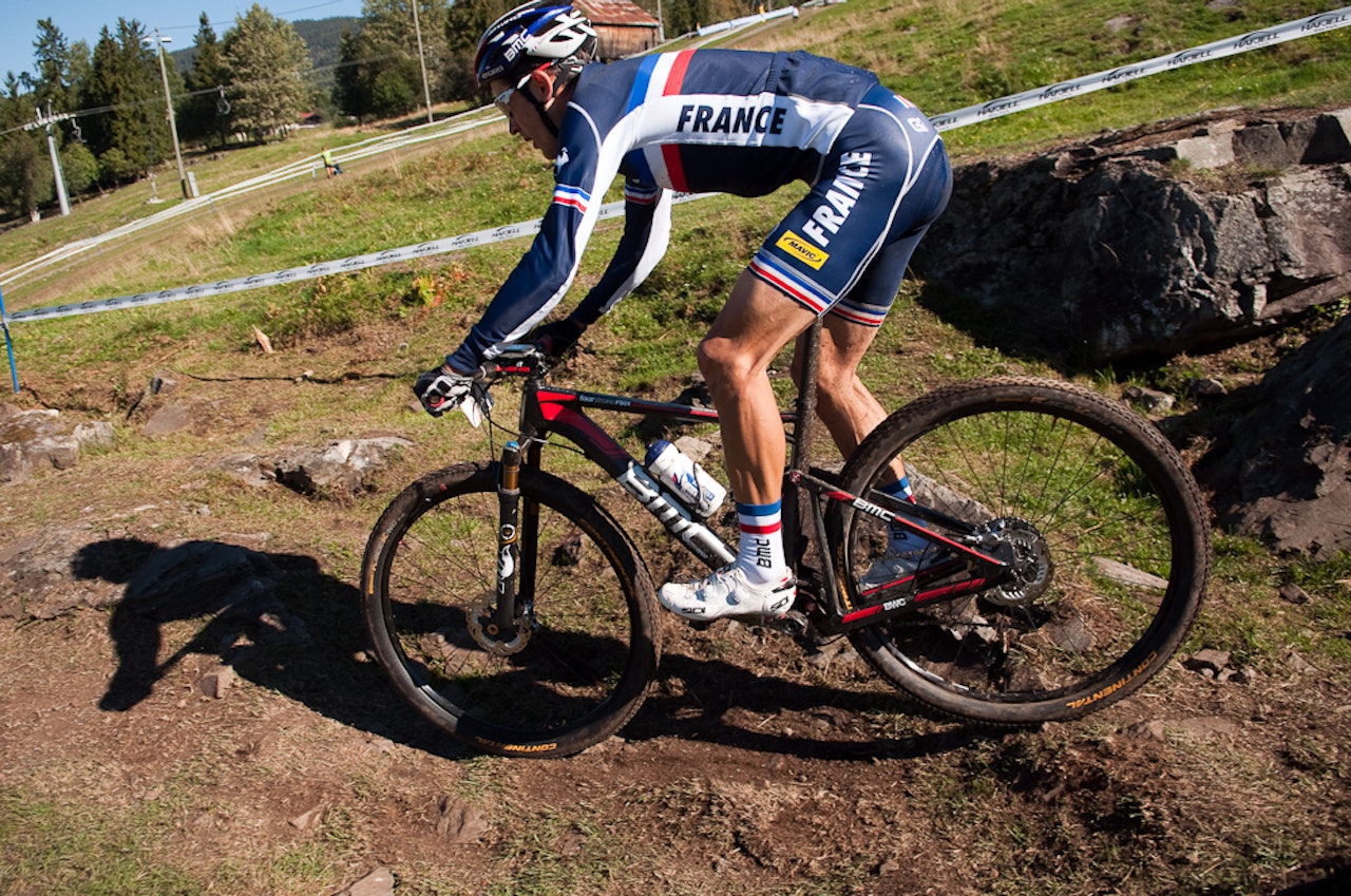 PÅ FULLDEMPER: Det har tatt lang tid, men Julien Absalon har nå endelig bestemt seg for å sykle VM-rittet på en fulldempet BMC FS01. Verden står likevel til påske. Foto: Øyvind Aas PÅ FULLDEMPER: Det har tatt lang tid, men Julien Absalon har nå endelig bestemt seg for å sykle VM-rittet på en fulldempet BMC FS01. Verden står likevel til påske. Foto: Øyvind Aas