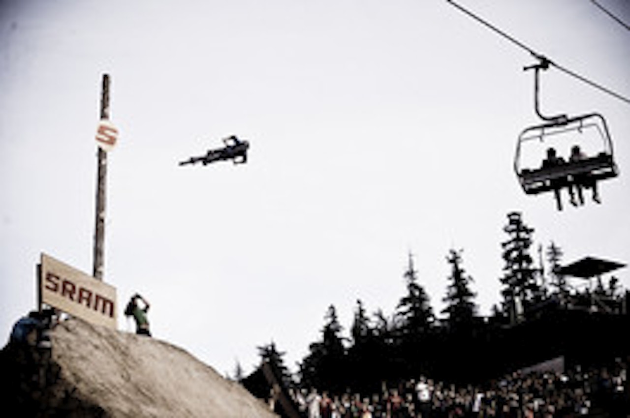 SPEKTAKULÆRT: Slopestylekonkurransen under Crankworx er tøffe greier. Fra helga kan du se alt live på nett. Foto: Blake Jorgenson SPEKTAKULÆRT: Slopestylekonkurransen under Crankworx er tøffe greier. Fra helga kan du se alt live på nett. Foto: Blake Jorgenson