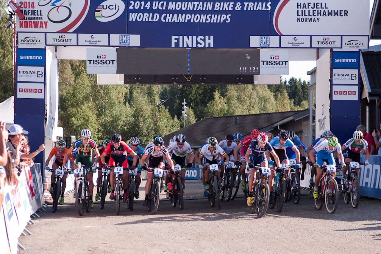 KAOS: Allerede i første sving kom krasjene i stafetten, raskest i gang kom Sverige med gårsdages sølvvinner Emil Lindgren. Sondre Kristiansen sees her i andre rad. KAOS: Allerede i første sving kom krasjene i stafetten, raskest i gang kom Sverige med gårsdages sølvvinner Emil Lindgren. Sondre Kristiansen sees her i andre rad.