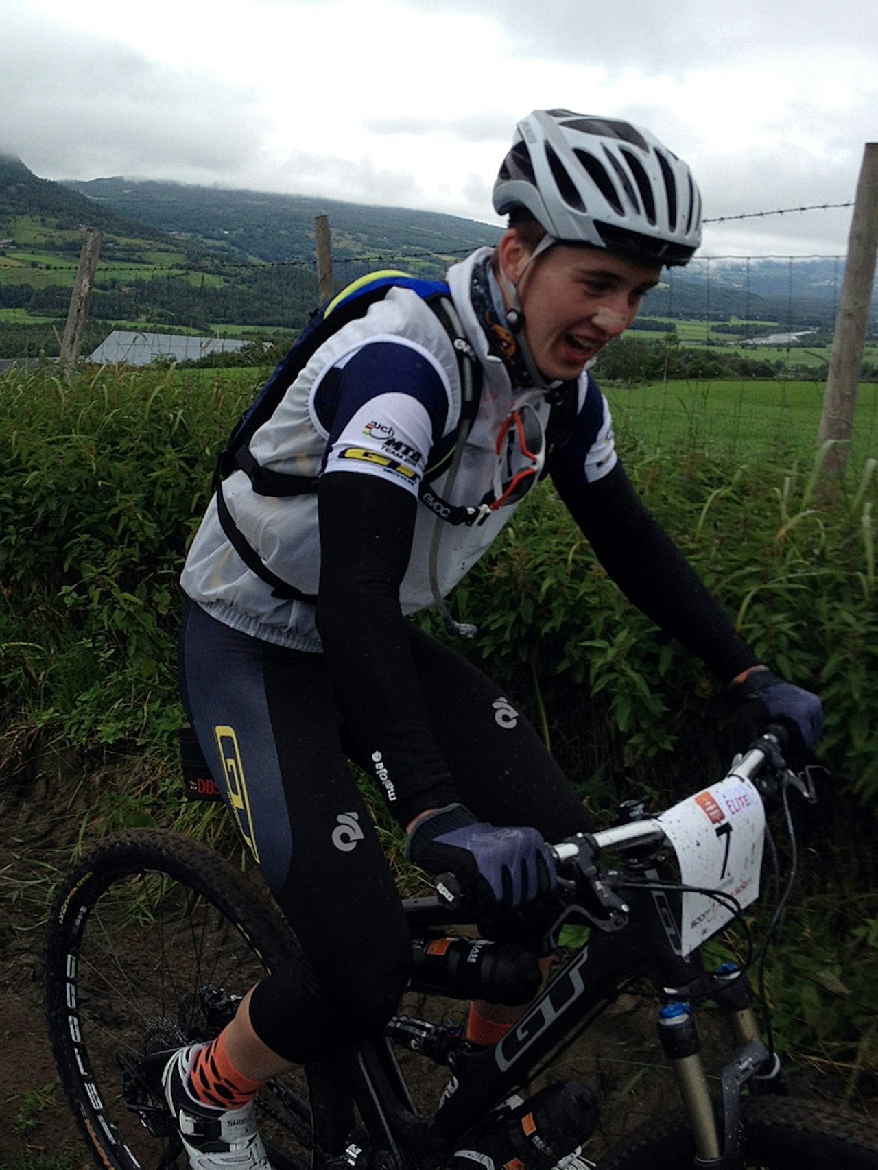 PÅ STI: Terje Nylende i aksjon på stipartiet, med sekk på ryggen og halvannen liter vann på sykkelen. iPhonefoto: Snorre Setrom PÅ STI: Terje Nylende i aksjon på stipartiet, med sekk på ryggen og halvannen liter vann på sykkelen. iPhonefoto: Snorre Setrom