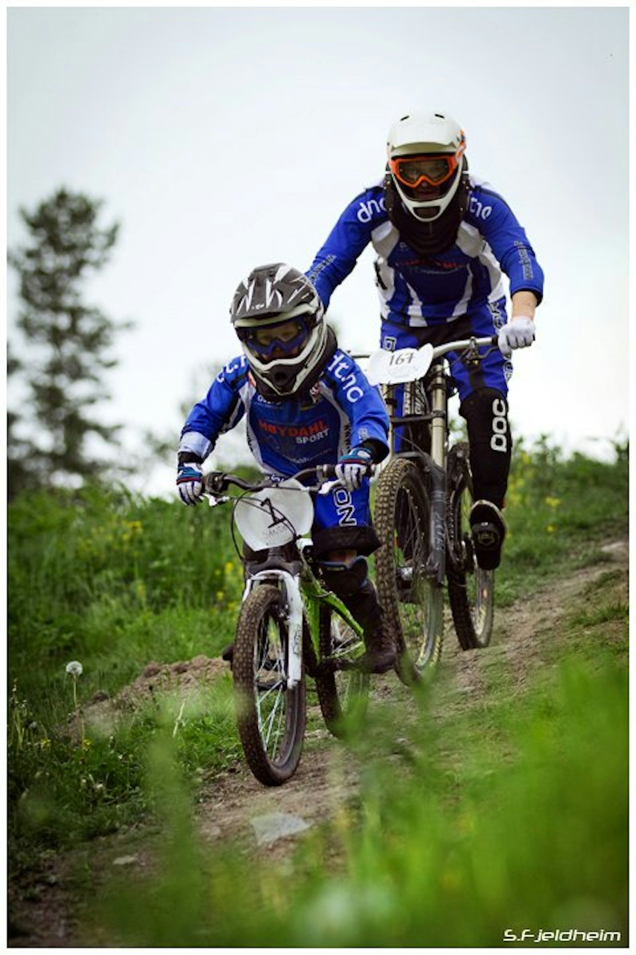 SOM FAR SÅ SØNN: Sander (6) og Jostein S. Hole (gammel) i løypaAlle foto: Svenn Fjeldheim SOM FAR SÅ SØNN: Sander (6) og Jostein S. Hole (gammel) i løypaAlle foto: Svenn Fjeldheim