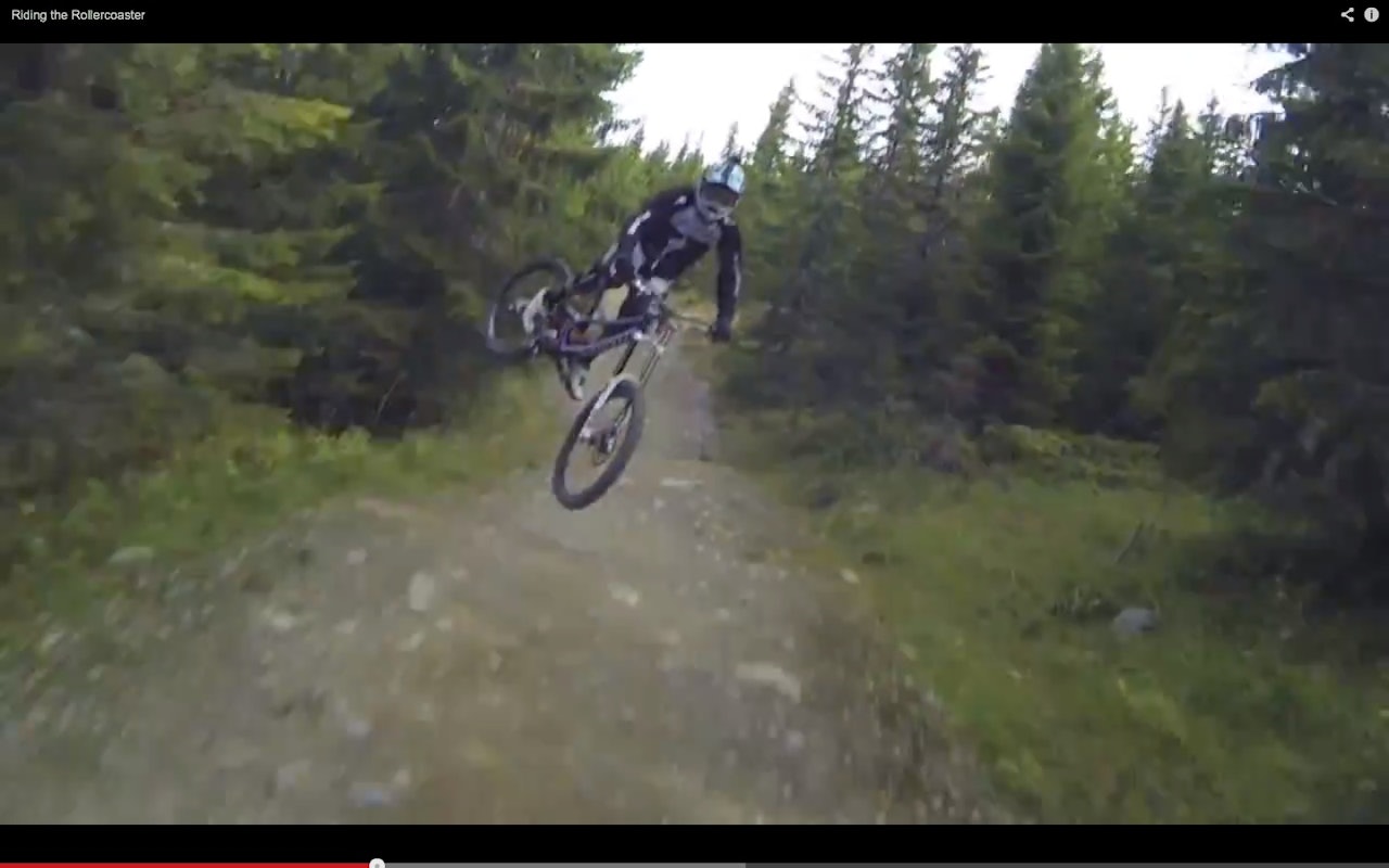 I ROLLERCOASTER Mitch Ropelato på hjulet til Troy Brosnan ned Rollercoaster. I ROLLERCOASTER Mitch Ropelato på hjulet til Troy Brosnan ned Rollercoaster.