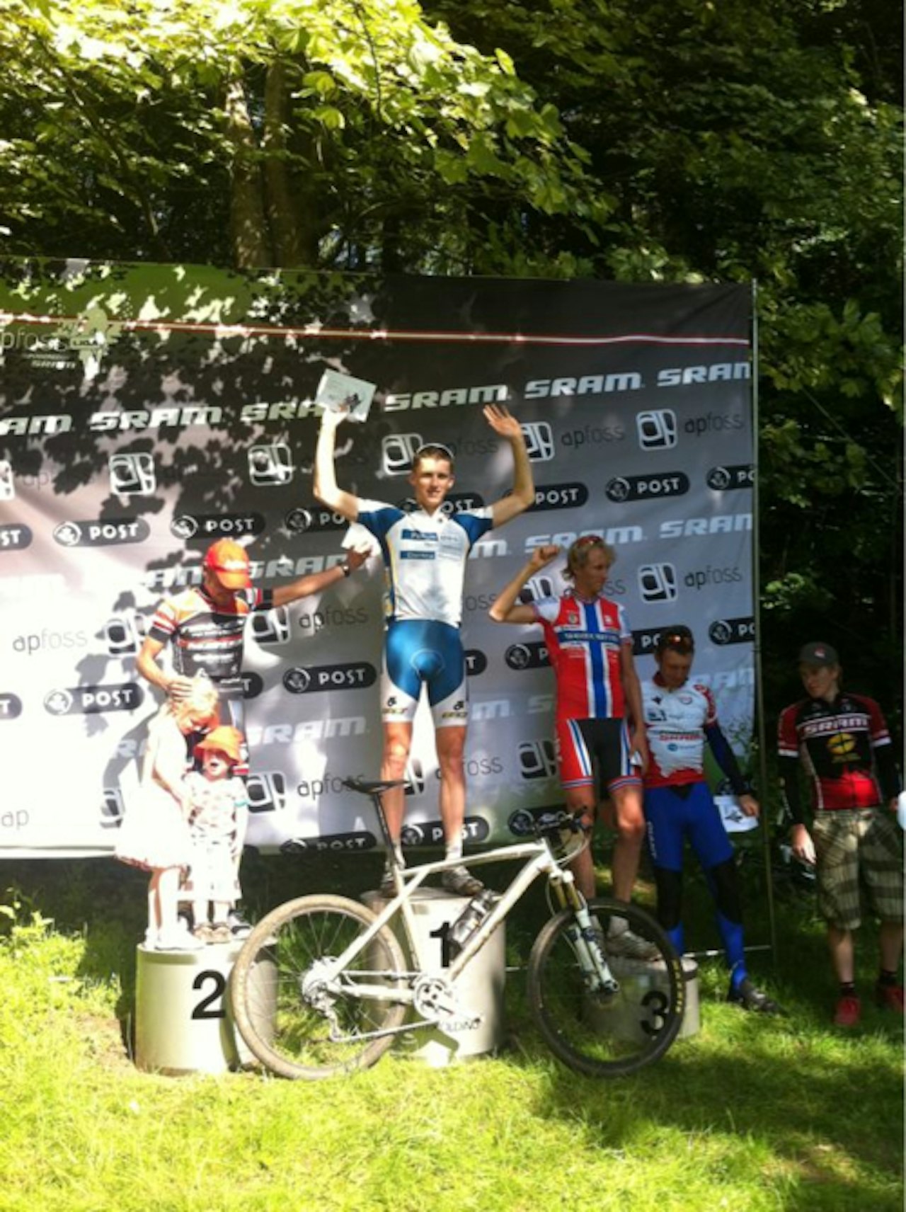 PALLEN: Benjamin Justensen på andre, Ola Kjøren på topp og Ole Christian Fagerli på 3. plass. PALLEN: Benjamin Justensen på andre, Ola Kjøren på topp og Ole Christian Fagerli på 3. plass.