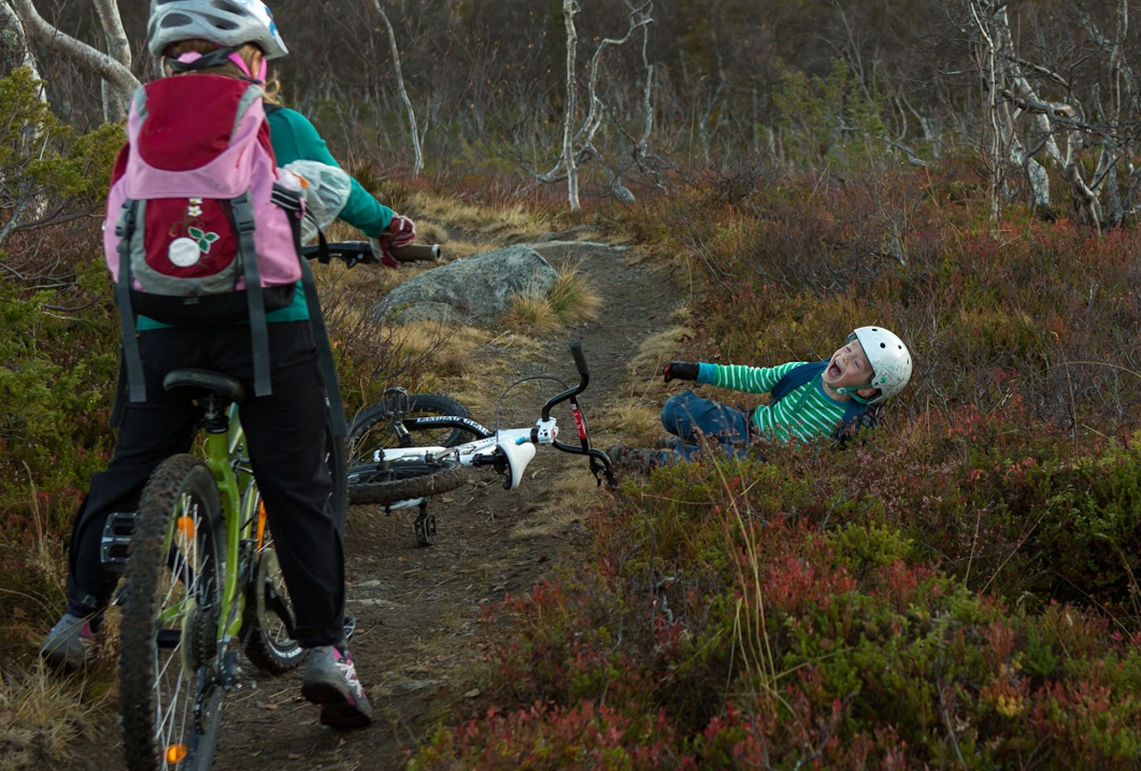 IKKE TILLATT: En ansiktsuttrykk sier mer enn 1000 ord noen ganger, men her bedriver altså 5-åringen en aktivitet som grunneieren vil ha slutt på. Årsak: En barnefamilie kan risikere å få med seg det hele. Foto: Tore Meirik stisykling forbud terrengsykling kommentar