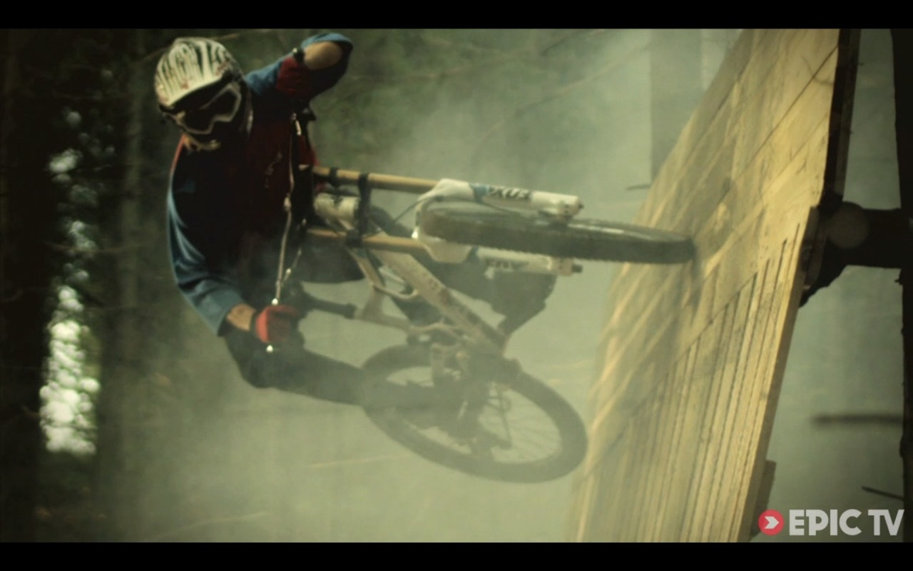 I TÅKA: Andreas Wold kommer ut av Breies egen tåke i Holmenkollåsen. I TÅKA: Andreas Wold kommer ut av Breies egen tåke i Holmenkollåsen.