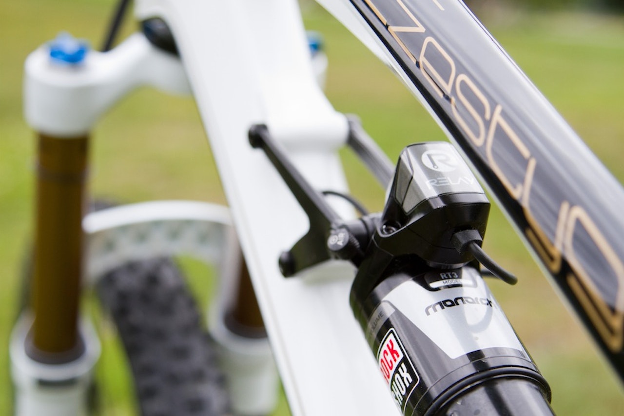 DISKRE: Det er ikke rare biten som er blitt lagt til på bakdemperen. Det lille servohuset er like lite som en halv fyrstikkeske. Foto: Lapierre DISKRE: Det er ikke rare biten som er blitt lagt til på bakdemperen. Det lille servohuset er like lite som en halv fyrstikkeske. Foto: Lapierre