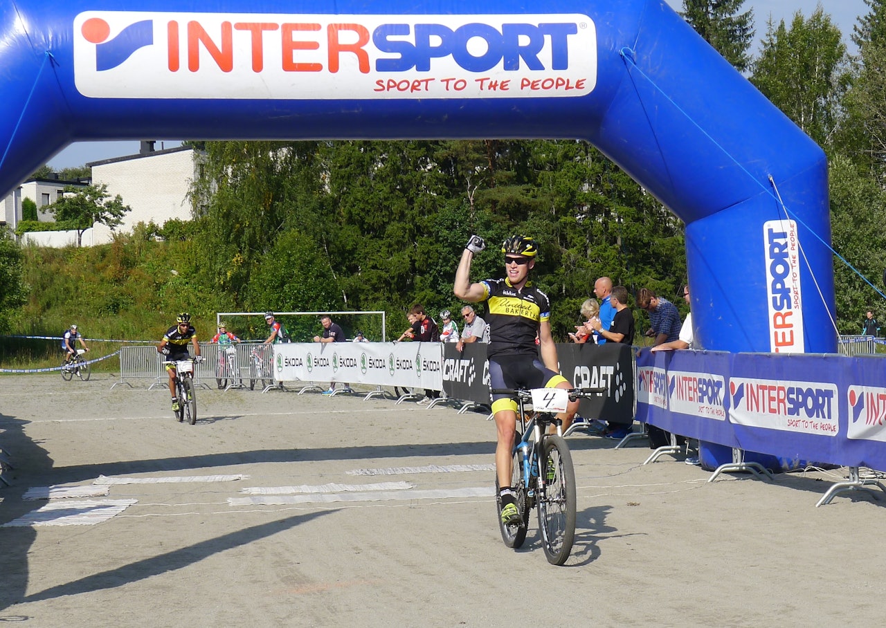 FORNØYD: Ole Hem tok sin første norgescupseier denne sesongen etter å ha slått Håkon Austad i sluttspurten. FORNØYD: Ole Hem tok sin første norgescupseier denne sesongen etter å ha slått Håkon Austad i sluttspurten.