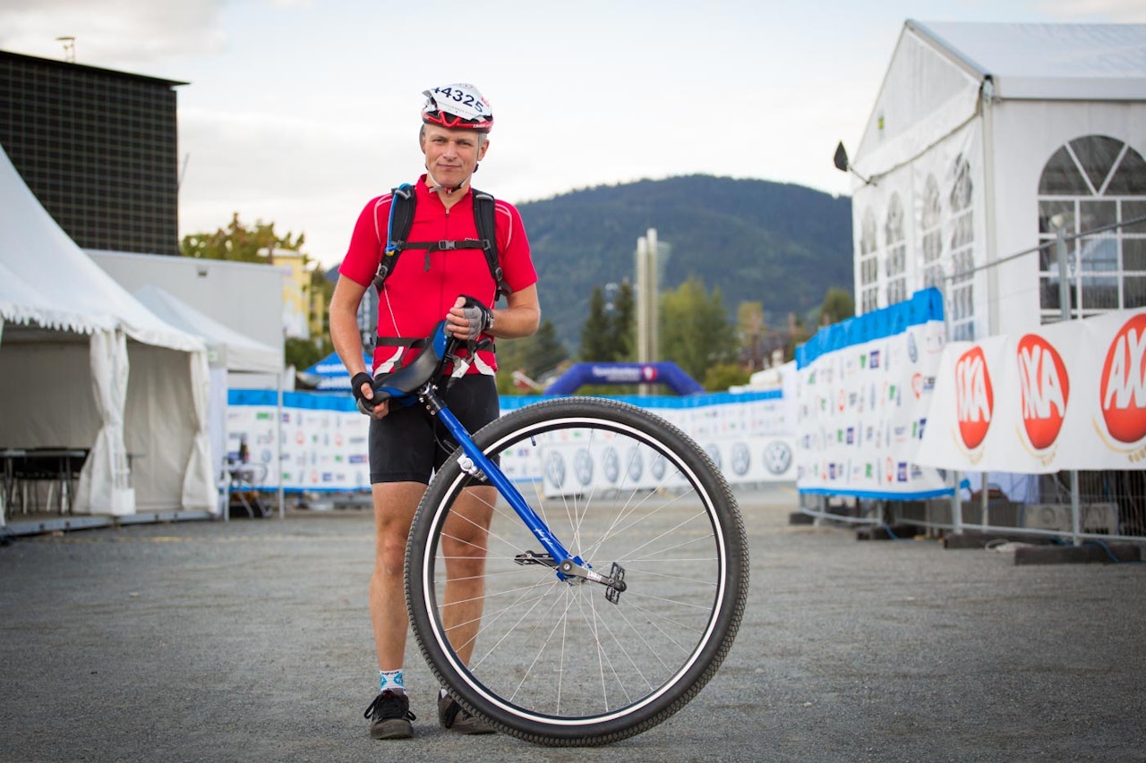 ENHJULING: Mens de fleste har nok med å komme seg gjennom ritt på to hjul, så valgte Reidar Kaland Olsen å sykle Fredagsbirken på ett hjul (foto: Snorre Veggan) birken birkebeinerrittet enhjuling enhjulssykkel