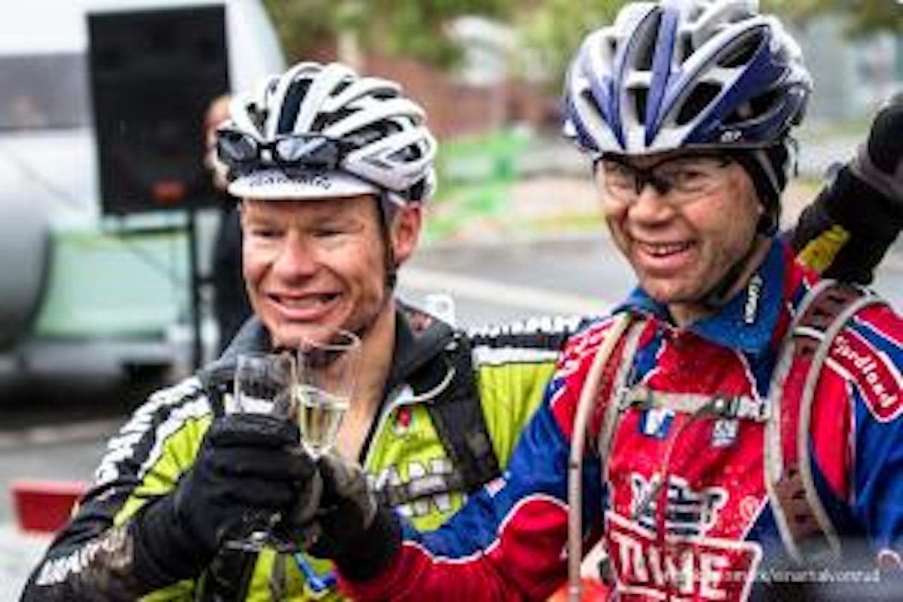 SKÅL!Da Per Torleiv Ravna og Stein Joks kom i mål i Alta sentrum, tok de en velfortjent seierskål.Foto: SKÅL!Da Per Torleiv Ravna og Stein Joks kom i mål i Alta sentrum, tok de en velfortjent seierskål.Foto:
