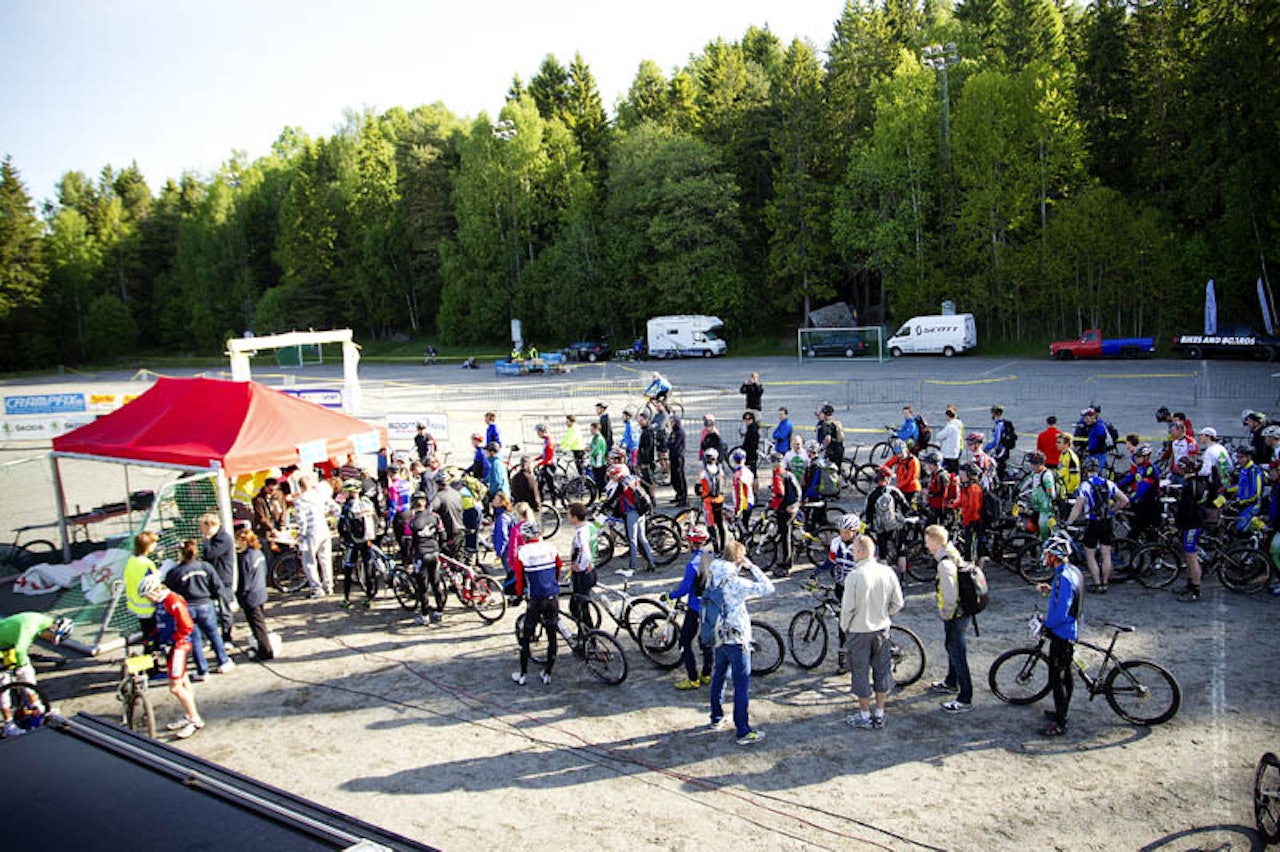 Med nesten fulltegnet startliste ble det litt venting under utdeling av brikker. Med nesten fulltegnet startliste ble det litt venting under utdeling av brikker.