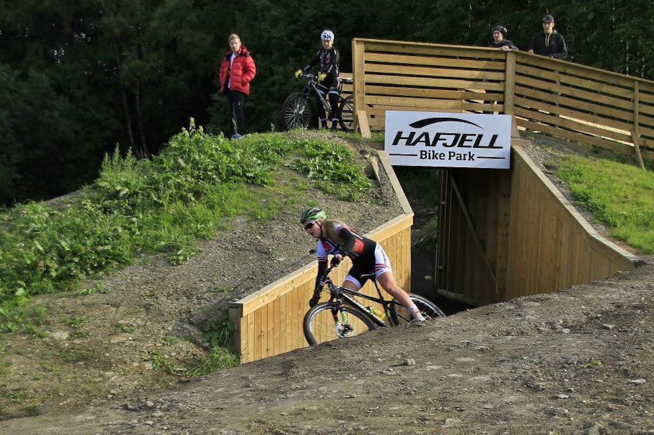 TESTRITT: Ungdommene fra NTG på Lillehammer holdt sitt eget testritt i løypa. Den er krevende og morsom. TESTRITT: Ungdommene fra NTG på Lillehammer holdt sitt eget testritt i løypa. Den er krevende og morsom.