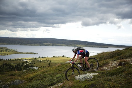 PÅ FJELLET: Kristin Aamodt slipper seg ned en av stiene på UltraBirken (foto: Kristoffer Kippernes) birken birkebeinerrittet