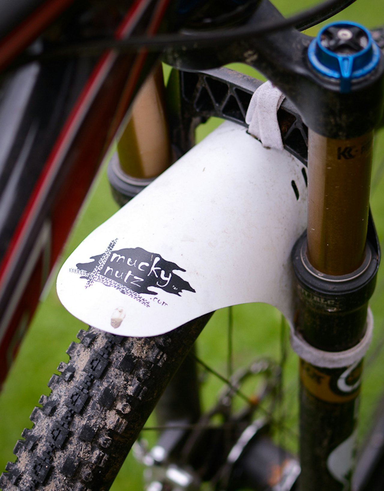 GODT GJEMT: Skjermen er syltynn, og får fint plass i den lille klaringen mellom hjul og broen på dempergaffelen. GODT GJEMT: Skjermen er syltynn, og får fint plass i den lille klaringen mellom hjul og broen på dempergaffelen.