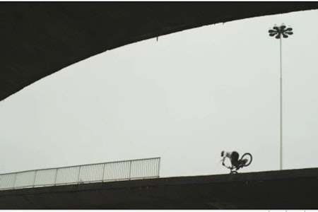 TIL JOBB: Gjør som Danny og legg inn litt moro på veien. danny macaskill bysykling