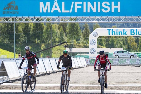 SAMARBEID: Pål Gustavsen (t.v.), Odd Werner Hansen og Knut Reiestad samarbeidet over fjellet og ble enige om å trille likt over mål (foto: Snorre Veggan) birken birkebeinerrittet