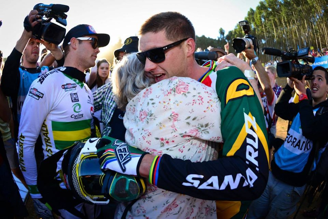 HJEMMESEIER: Da gullet var sikret, fikk verdensmesteren en gid klem. Foto: UCI MTB World Champs 2013 HJEMMESEIER: Da gullet var sikret, fikk verdensmesteren en gid klem. Foto: UCI MTB World Champs 2013