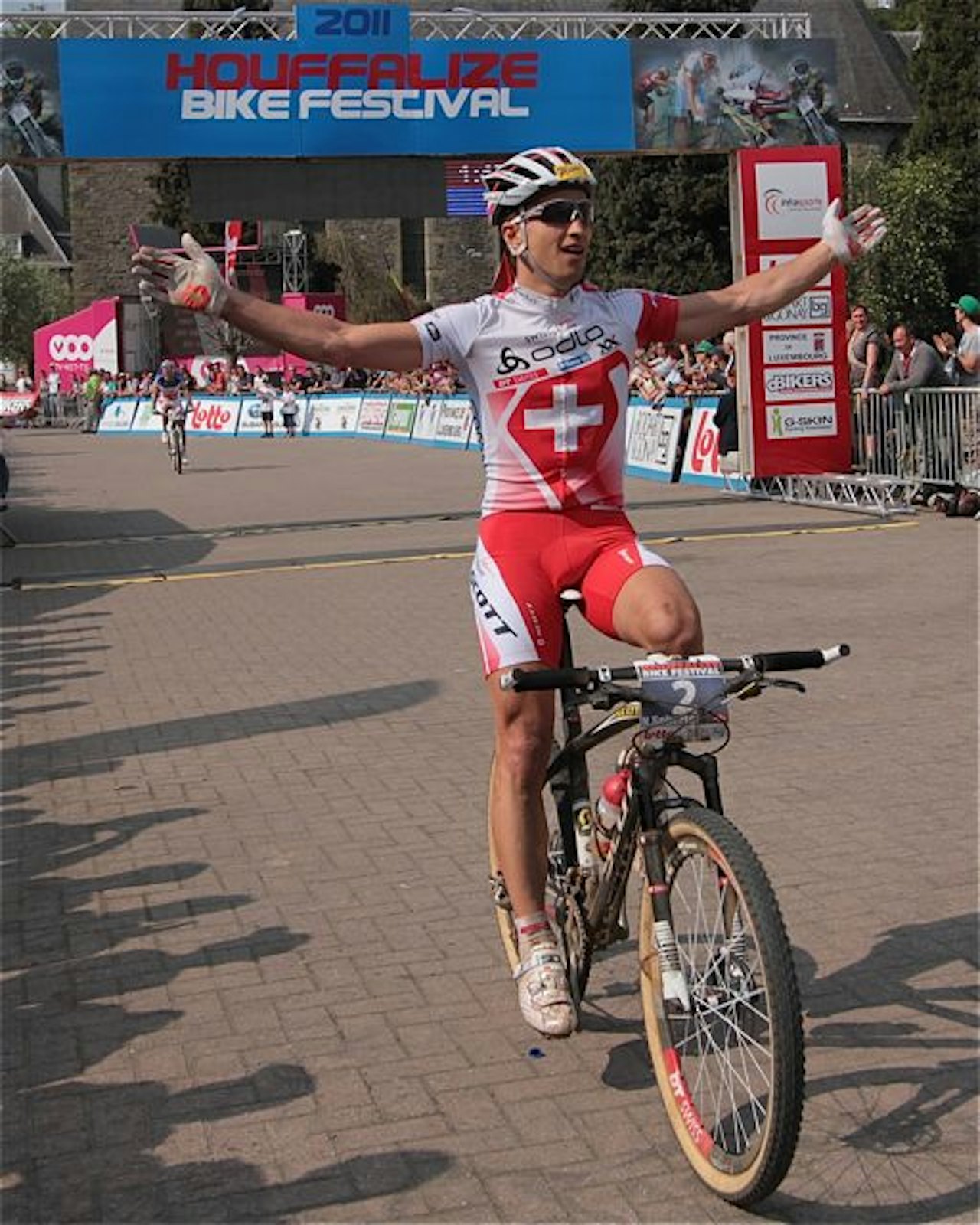 LEDET AN: Nino Schurter henviste nok en gang franskmannen Julien Absolon til 2. plass. LEDET AN: Nino Schurter henviste nok en gang franskmannen Julien Absolon til 2. plass.